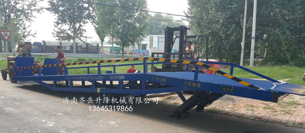 天津塘沽渤海化學(xué)PVC工廠移動式登車橋  