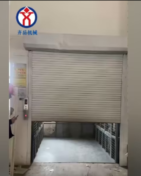 棗莊凱瑞化工集團承載2噸四停四站導(dǎo)軌式升降平臺加裝電動卷簾門案例